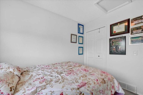 95 Hidden Point Nw, Calgary, AB - Indoor Photo Showing Bedroom