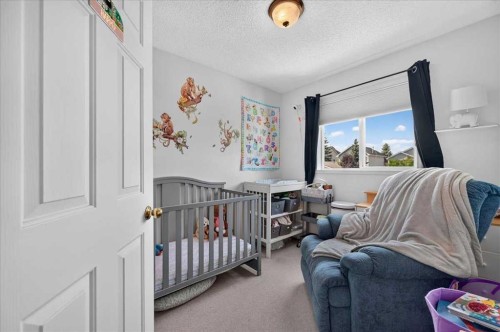 95 Hidden Point Nw, Calgary, AB - Indoor Photo Showing Bedroom