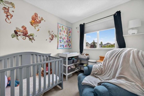 95 Hidden Point Nw, Calgary, AB - Indoor Photo Showing Bedroom