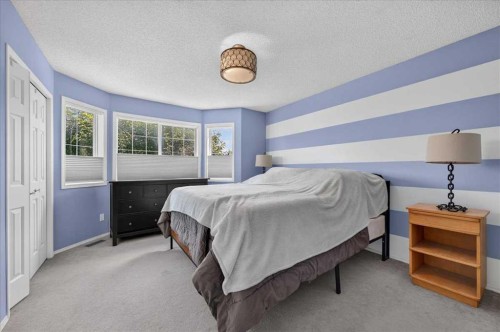 95 Hidden Point Nw, Calgary, AB - Indoor Photo Showing Bedroom