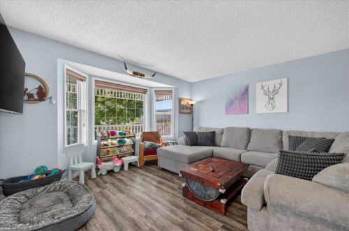 95 Hidden Point Nw, Calgary, AB - Indoor Photo Showing Living Room