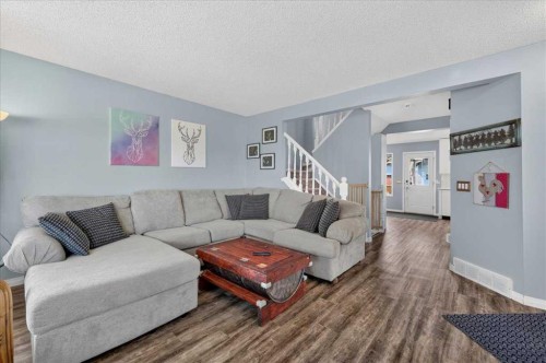 95 Hidden Point Nw, Calgary, AB - Indoor Photo Showing Living Room
