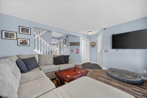95 Hidden Point Nw, Calgary, AB - Indoor Photo Showing Living Room