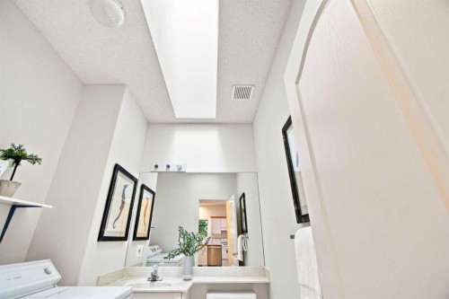21 Scimitar Heath Nw, Calgary, AB - Indoor Photo Showing Bathroom