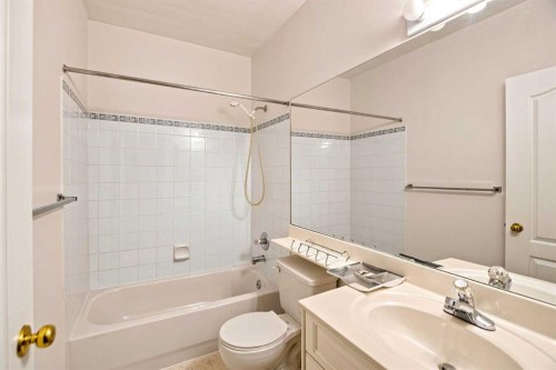 21 Scimitar Heath Nw, Calgary, AB - Indoor Photo Showing Bathroom