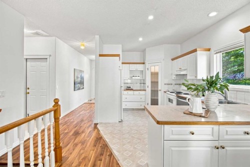 21 Scimitar Heath Nw, Calgary, AB - Indoor Photo Showing Kitchen