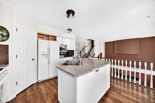 14954 Mt Mckenzie Drive Se, Calgary, AB - Indoor Photo Showing Kitchen
