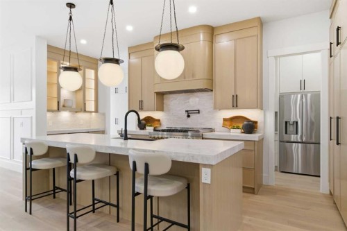 218 19 Avenue Nw, Calgary, AB - Indoor Photo Showing Kitchen With Upgraded Kitchen
