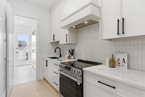 218 19 Avenue Nw, Calgary, AB - Indoor Photo Showing Kitchen With Upgraded Kitchen