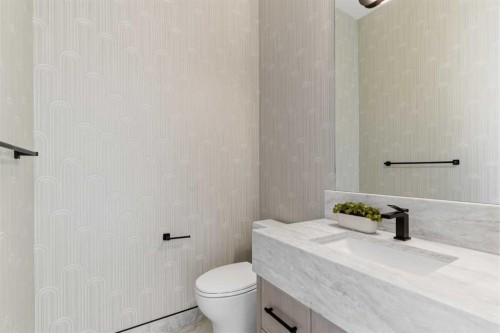 218 19 Avenue Nw, Calgary, AB - Indoor Photo Showing Bathroom