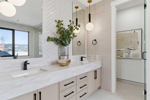 218 19 Avenue Nw, Calgary, AB - Indoor Photo Showing Bathroom
