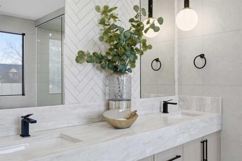 218 19 Avenue Nw, Calgary, AB - Indoor Photo Showing Bathroom