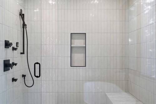 218 19 Avenue Nw, Calgary, AB - Indoor Photo Showing Bathroom