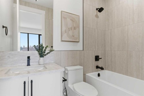 218 19 Avenue Nw, Calgary, AB - Indoor Photo Showing Bathroom