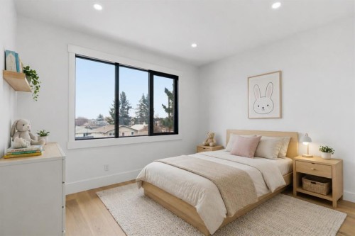 218 19 Avenue Nw, Calgary, AB - Indoor Photo Showing Bedroom