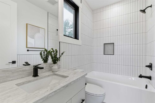 218 19 Avenue Nw, Calgary, AB - Indoor Photo Showing Bathroom