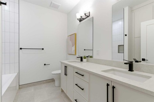 218 19 Avenue Nw, Calgary, AB - Indoor Photo Showing Bathroom