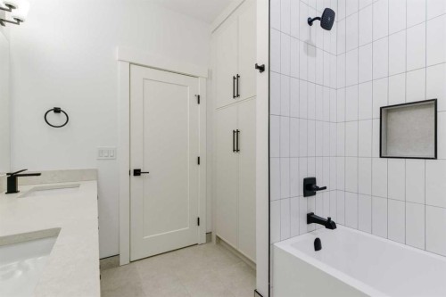 218 19 Avenue Nw, Calgary, AB - Indoor Photo Showing Bathroom