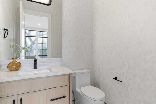 218 19 Avenue Nw, Calgary, AB - Indoor Photo Showing Bathroom