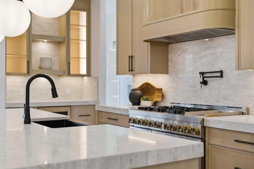 218 19 Avenue Nw, Calgary, AB - Indoor Photo Showing Kitchen With Upgraded Kitchen