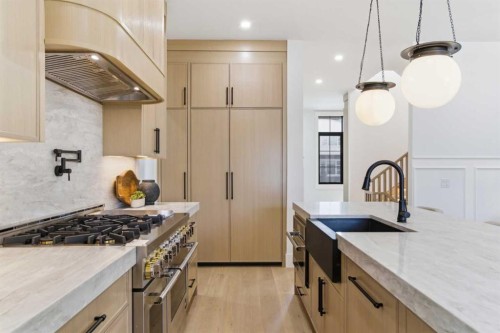 218 19 Avenue Nw, Calgary, AB - Indoor Photo Showing Kitchen With Upgraded Kitchen