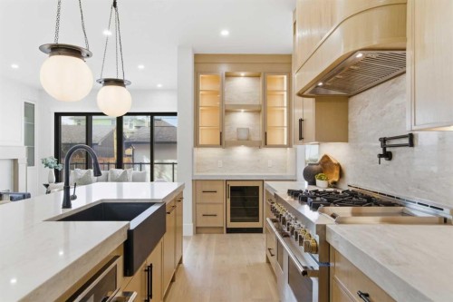 218 19 Avenue Nw, Calgary, AB - Indoor Photo Showing Kitchen With Upgraded Kitchen