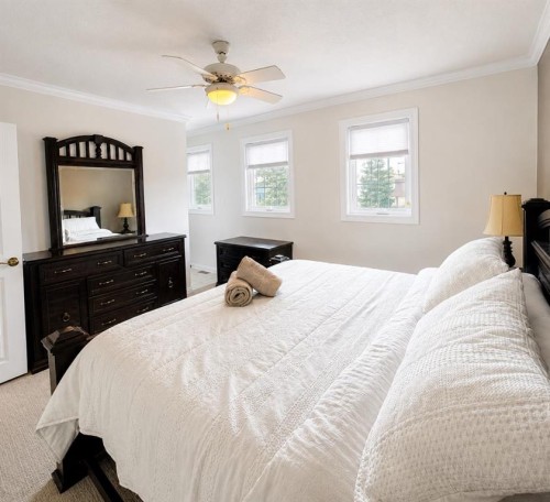 544 Willingdon Boulevard Se, Calgary, AB - Indoor Photo Showing Bedroom