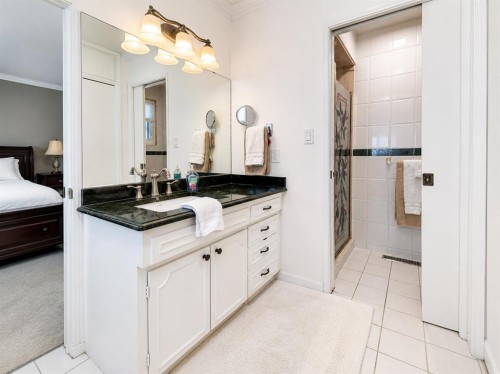 544 Willingdon Boulevard Se, Calgary, AB - Indoor Photo Showing Bathroom