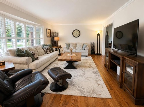 544 Willingdon Boulevard Se, Calgary, AB - Indoor Photo Showing Living Room