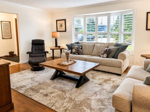 544 Willingdon Boulevard Se, Calgary, AB - Indoor Photo Showing Living Room