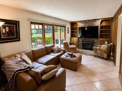 544 Willingdon Boulevard Se, Calgary, AB - Indoor Photo Showing Living Room With Fireplace
