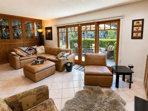 544 Willingdon Boulevard Se, Calgary, AB - Indoor Photo Showing Living Room