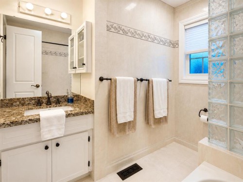 544 Willingdon Boulevard Se, Calgary, AB - Indoor Photo Showing Bathroom