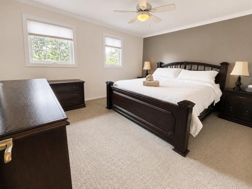 544 Willingdon Boulevard Se, Calgary, AB - Indoor Photo Showing Bedroom