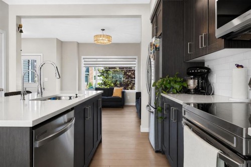 1079  Lanark Boulevard Se, Airdrie, AB - Indoor Photo Showing Kitchen With Upgraded Kitchen