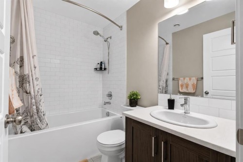1079  Lanark Boulevard Se, Airdrie, AB - Indoor Photo Showing Bathroom