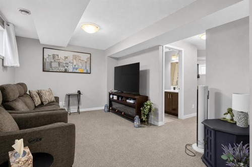 1079  Lanark Boulevard Se, Airdrie, AB - Indoor Photo Showing Living Room