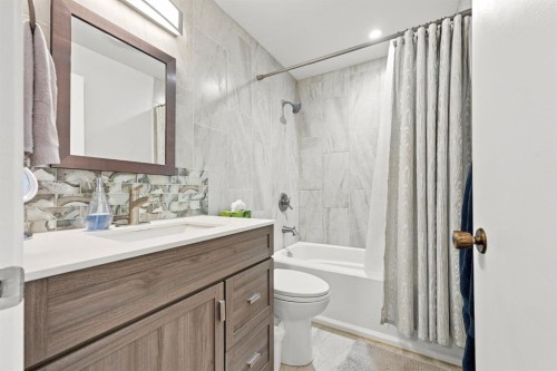 55 Macewan Park Way Nw, Calgary, AB - Indoor Photo Showing Bathroom