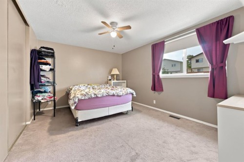 55 Macewan Park Way Nw, Calgary, AB - Indoor Photo Showing Bedroom