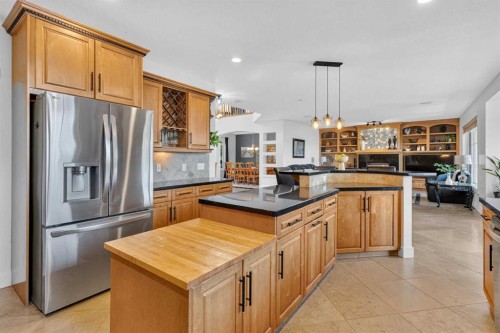 39 Chapala Terrace Se, Calgary, AB - Indoor Photo Showing Kitchen
