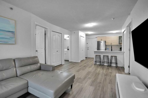 1407-8 Bridlecrest Drive Sw, Calgary, AB - Indoor Photo Showing Living Room