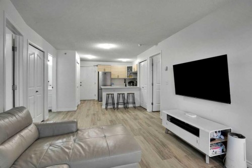 1407-8 Bridlecrest Drive Sw, Calgary, AB - Indoor Photo Showing Living Room