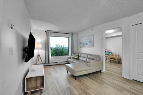 1407-8 Bridlecrest Drive Sw, Calgary, AB - Indoor Photo Showing Living Room