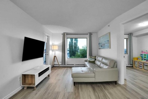 1407-8 Bridlecrest Drive Sw, Calgary, AB - Indoor Photo Showing Living Room