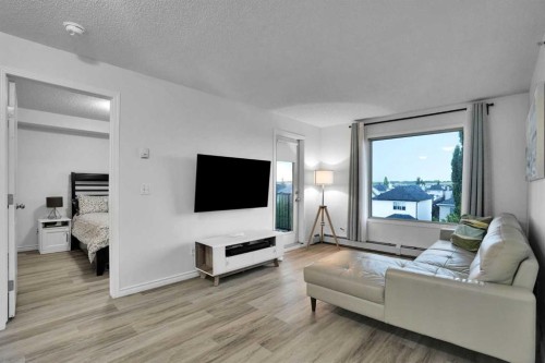 1407-8 Bridlecrest Drive Sw, Calgary, AB - Indoor Photo Showing Living Room