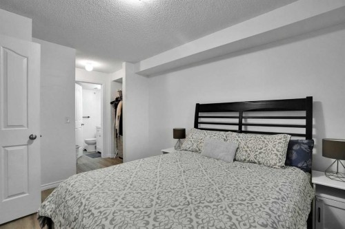 1407-8 Bridlecrest Drive Sw, Calgary, AB - Indoor Photo Showing Bedroom
