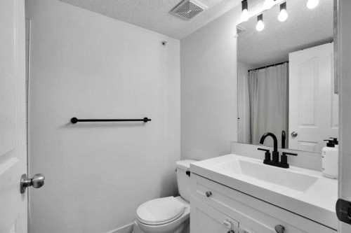 1407-8 Bridlecrest Drive Sw, Calgary, AB - Indoor Photo Showing Bathroom