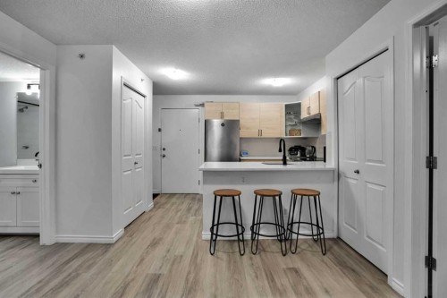 1407-8 Bridlecrest Drive Sw, Calgary, AB - Indoor Photo Showing Kitchen
