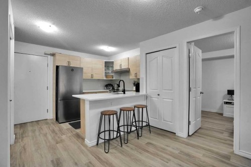1407-8 Bridlecrest Drive Sw, Calgary, AB - Indoor Photo Showing Kitchen