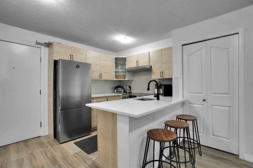 1407-8 Bridlecrest Drive Sw, Calgary, AB - Indoor Photo Showing Kitchen